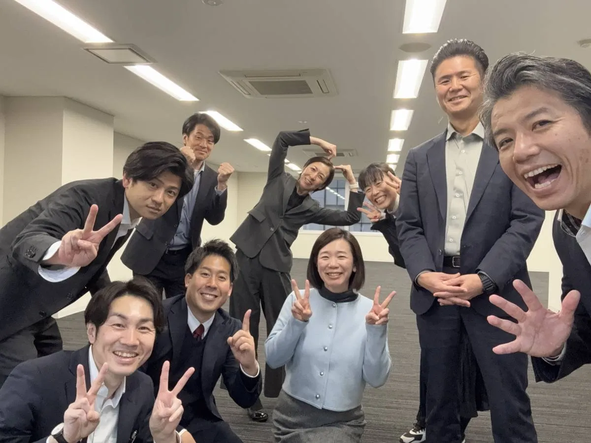 田邉事務長 チームメンバーと集合写真