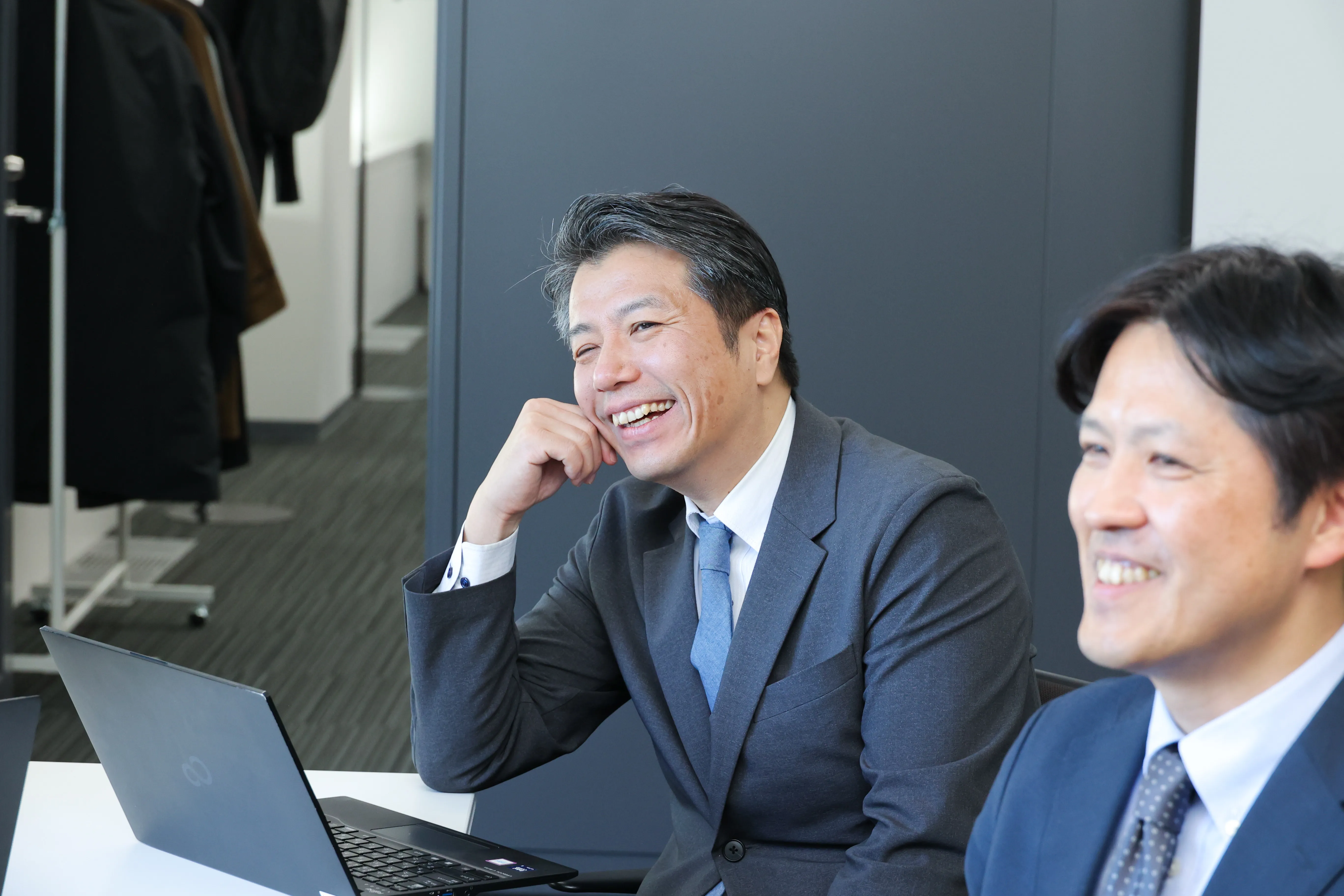 吉本事務長 笑顔のミーティング風景